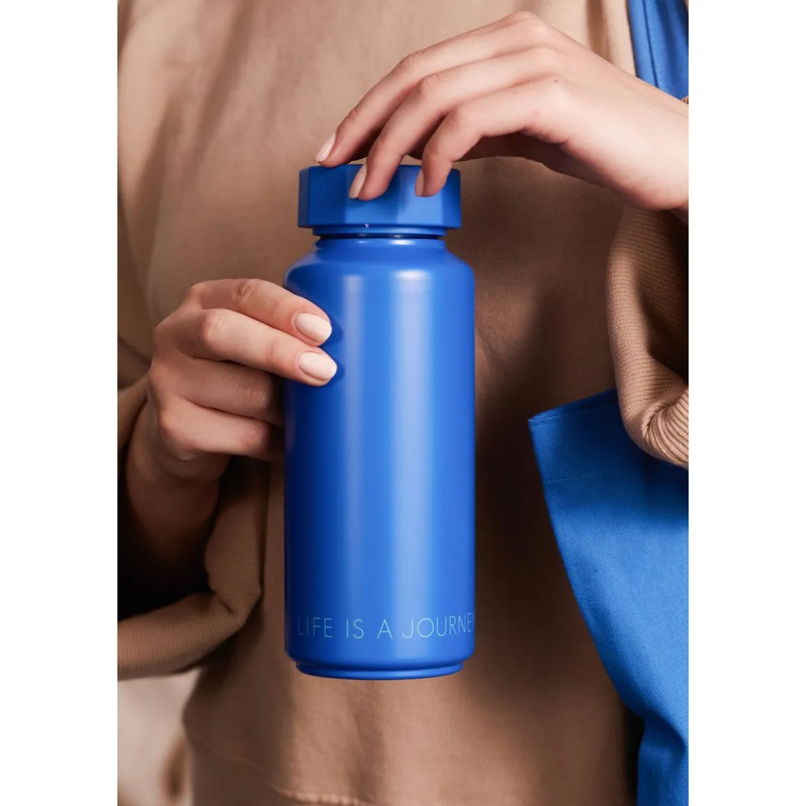 Design LettersThermoflasche 0,5 l Ton-auf-Ton Life is a journey blau