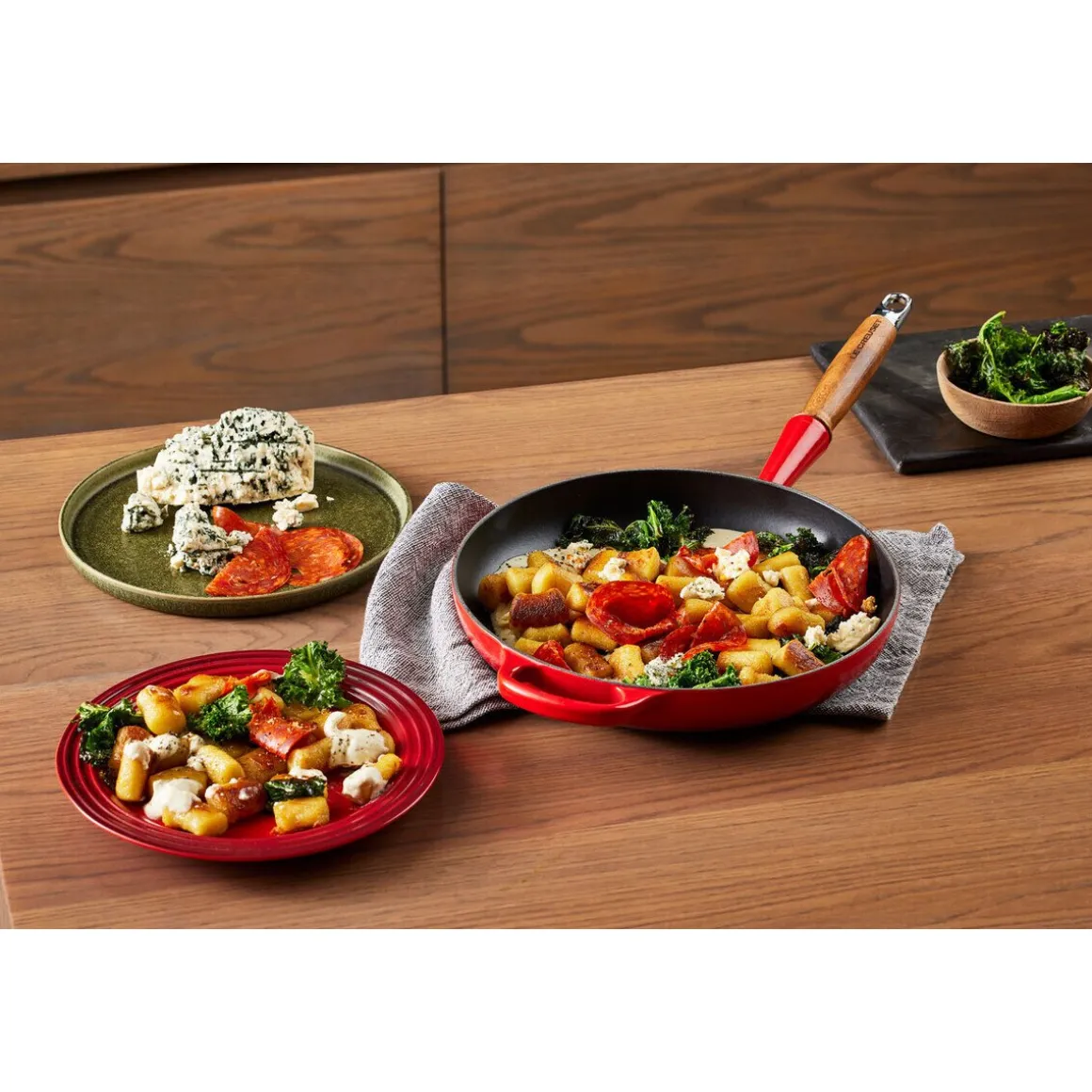 Le CreusetBratpfanne 24cm m. Holzgriff kirschrot Guss