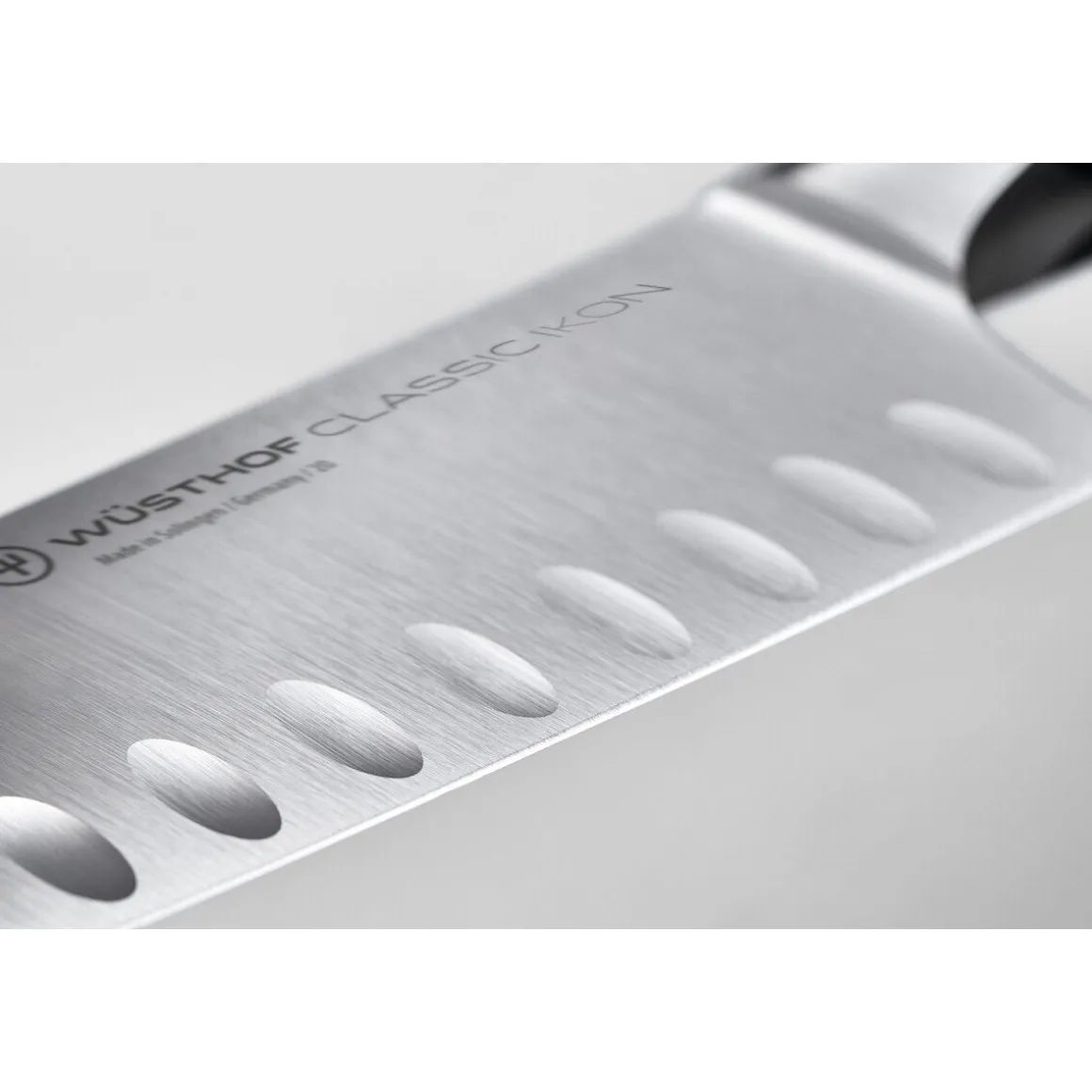 WüsthofSantoku mit Kullenschliff Classic Ikon 17cm